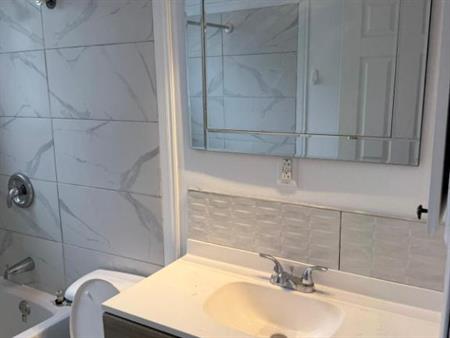 51/2 a Boisbriand dispo 1Décembre 2025 les inclus : internet 2 stationnements, Loker, Thermopompe