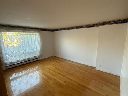 Grand 8 1/2 , parfait pour famille , près d’une école et parc