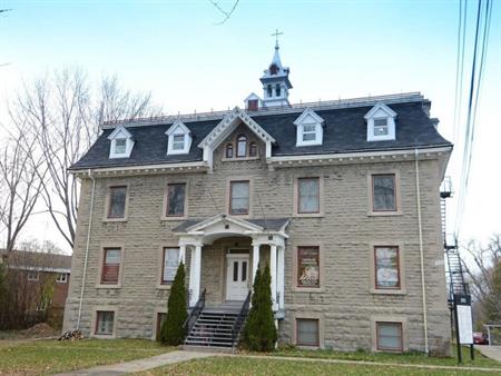 Grand 4 1/2 meublé à louer au mois deux chambres situé dans le pittoresque village du Vieux Sainte-Rose, 2500$ tout inclut