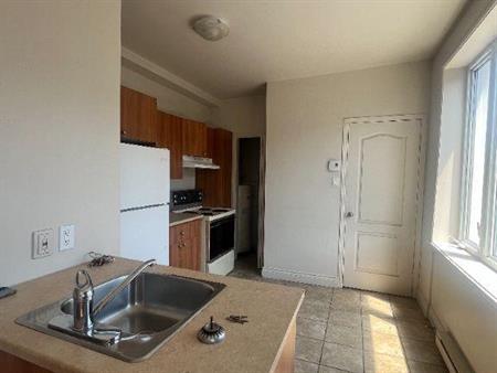 Beau 3 ½ lumineux et bien situé