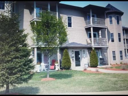 Beau grand 4 1/2 rue Gatien, près galeries 1er dec