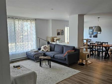 Grand 4 1/2 à Laval, 2 salles de bains, à 2 pas du métro Montmorency