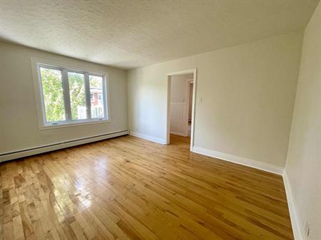 5 1/2 lumineux, chauffé, 1 stationnement déneigé, libre