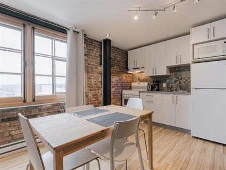 Loft entièrement meublé à louer Vieux-Québec février 2026