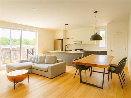 2 chambres lumineux avec grand balcon privé sur ruelle