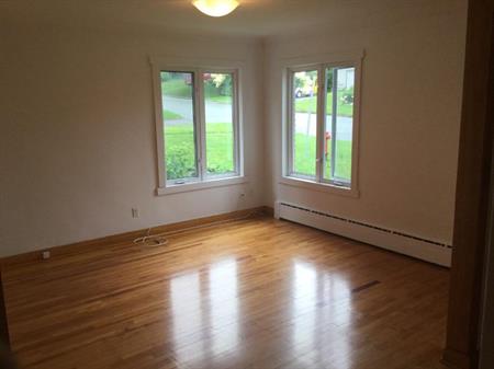 GRAND 5-1/2 À LOUER PRÈS UNIVERSITÉ DE SHERBROOKE