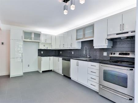 À LOUER - Rez de chaussée 3 chambres avec garage et cour