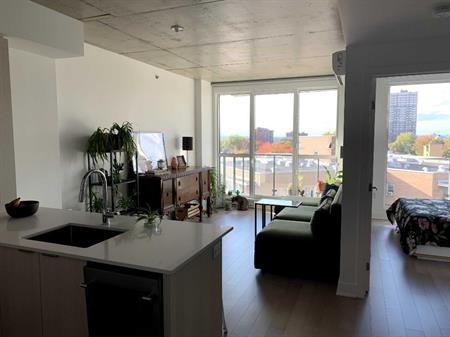 Libre immédiatement Condo 3 1/2 avec chambre fermée dans NDG. Très propre et lumineux. Électroménagers et eau chaude incluses