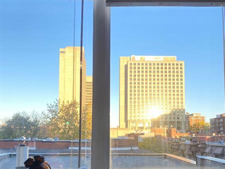 Grand / Big “ 4 1/2 “ au centre ville/ in downtown