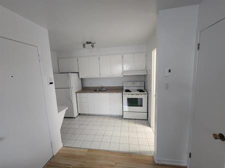 3 1/2 SEMI-MEUBLÉ 1er NOVEMBRE