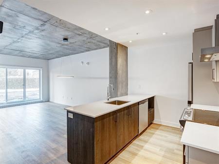 MAGNIFIQUE 31 /2 - ASCENSEUR - GYM - GARAGE - INTERNET