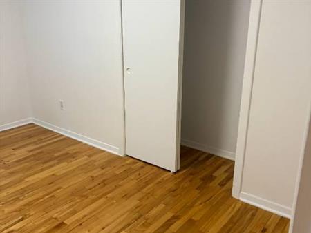 Beau 4½ à louer – Rue de Brest, Laval. Disponible dès maintenant.1450 $/mois (valeur de 1580 $/mois avec 1 mois gratuit)