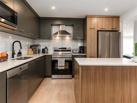 Grand 5 1/2 à Longueuil. Inclus les électroménagers, stationnement, balcon arrière privé.