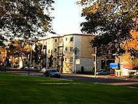 3 1/2 TOUT RÉNOVÉ, CHAUFFAGE ET EAU CHAUDE INCLUS, DISPONIBLE JUILLET