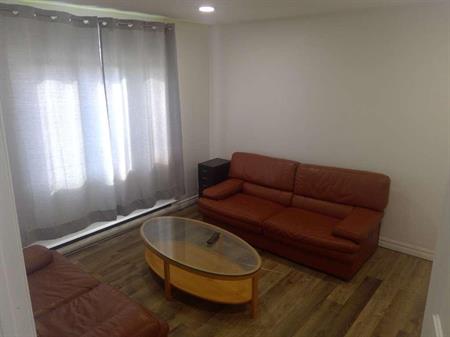 🏡 Magnifique 4½ rénové et meublé à louer – Montréal-Est, à deux pas du fleuve 📍 : 53A avenue Dubé, Montréal-Est (QC) H1B 4W