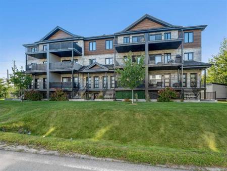 4 1/2 récent et rénové ! Prêt maintenant !