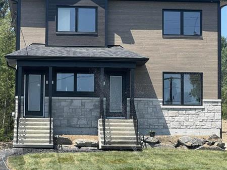 6 1/2 - DUPLEX - sur 2 étage - neuf - rue en rond point