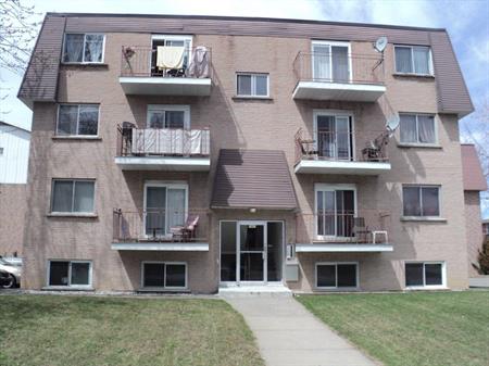 LONGUEUIL , 4 1/2 SECTEUR COLLECTIVITE NOUVELLE TOUT RENOVÉ