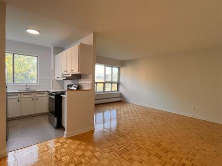 3.5 chauffé à St-Lambert avec piscine sur le toit