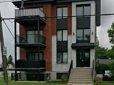 Grand 4 1/2 moderne et lumineux