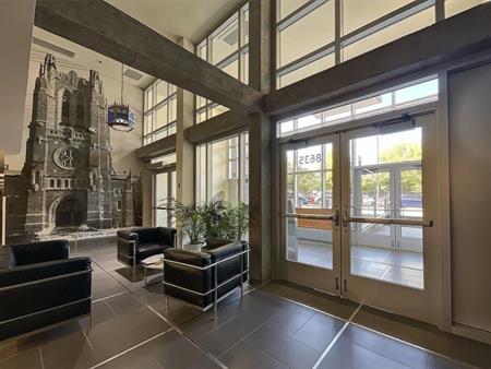 Superbe condo dans Villeray, dans un quartier paisible proche de toutes commodités, avec piscine intérieure, sauna, gym, asce