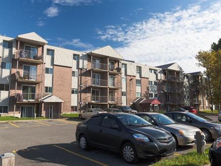 4 1/2 Vanier -ascenseur- proche des commodités- libre immédiatemment