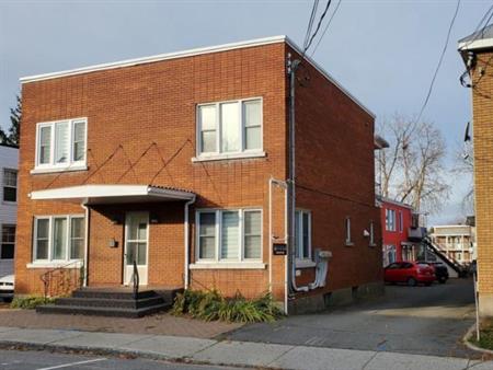 7 1/2 - Grande maison lumineuse avec garage en plein centre ville