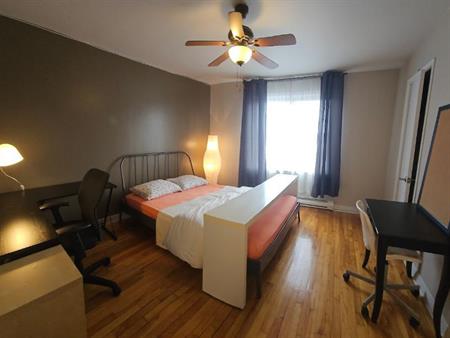 Grand 4 1/2 @ louer - face métro Viau / dernier étage