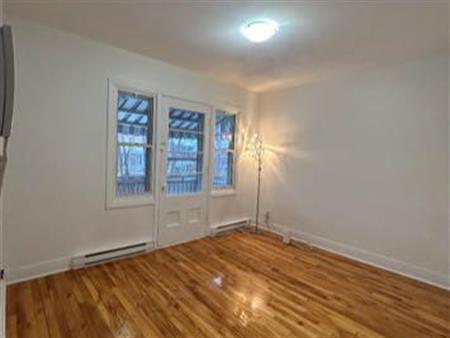 Charmant 4 1/2 metro Cadillac. 4 electro. Internet.