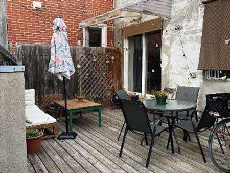 Un beau unique style de 5 1/2 presqu'a 1000pc, plein cœur sur de la promenade Masson avec une grande terrasse privée à l'arri