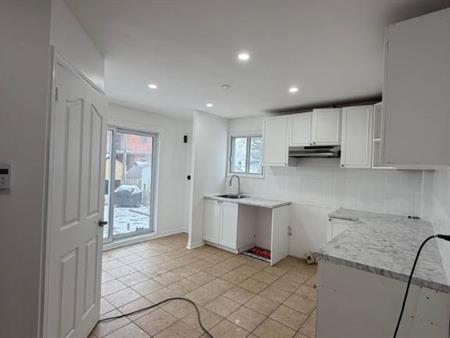 41/2 Metro Cartier Laval dispo maintenant internet stationnement, Loker, Thermopompe 1490$