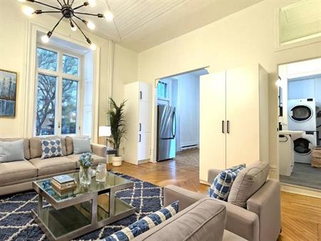 MAJESTUEUX 3 1/2 semi meublé dans un immeuble ancestral (LOGEMENT UNIQUE)