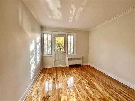 4 ½ RÉNOVÉ – CENTRALE, LUMINEUX, ÉLECTROS INCLUS