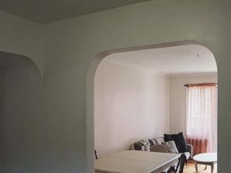 Superbe 4 ½ rénové avec grandes fenêtres